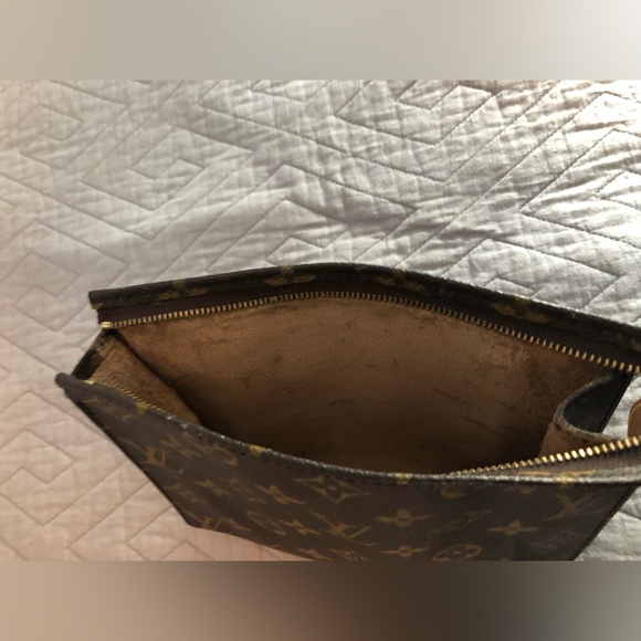 Womens Louis Vuitton make up travel bag - Picture 5 of 11